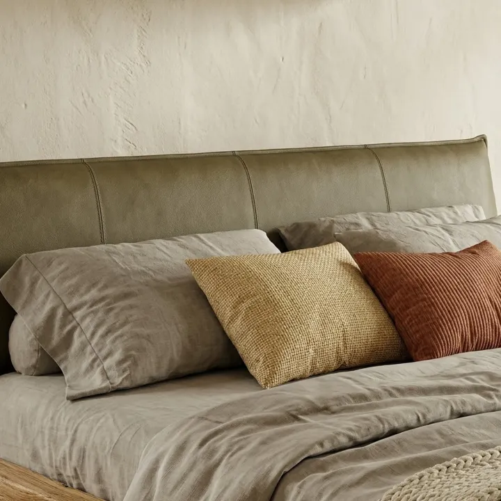 Letto matrimoniale 160x200cm testiera imbottita piedi in vetro legno massello rovere tortora Resilia